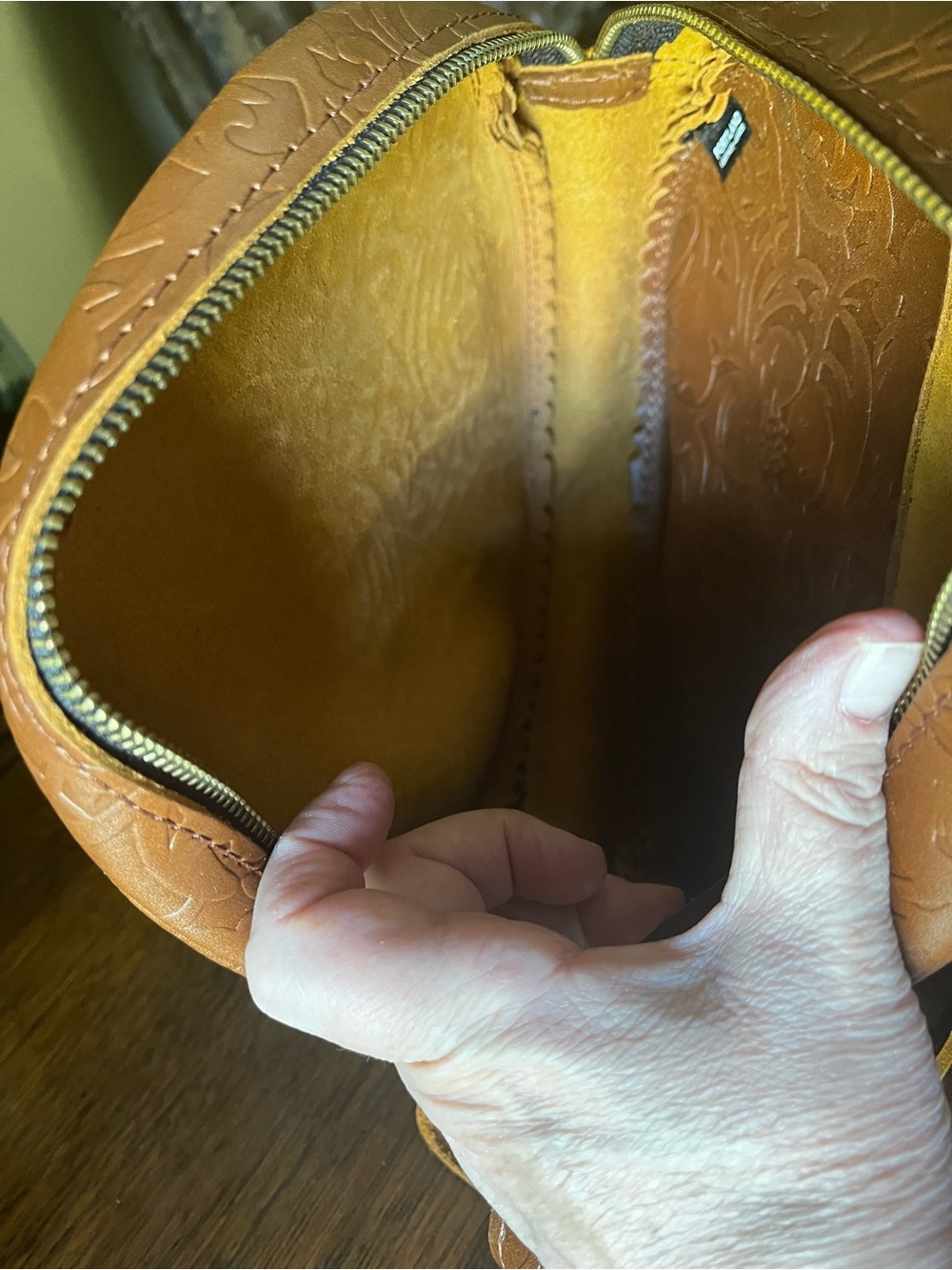 Portland Leather Meadow (Embossed) Large Circle Crossbody Bag - Picture 4 of 4